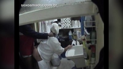 Το Motoboy κάνει σεξ με μια καθαρίστρια σε ένα εστιατόριο μεταξύ των παραδόσεων