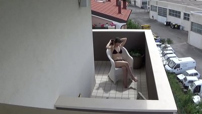 Κατασκοπεύοντας τον νεαρό συγκάτοικό μου να αυνανίζεται στο μπαλκόνι