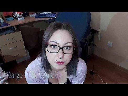 ❤️ Σέξι κορίτσι με γυαλιά πιπιλίζει Dildo βαθιά στην κάμερα Σπιτικό πορνό ❌❤