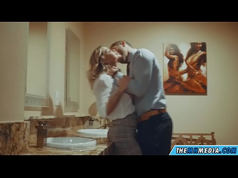 ❤️ Όταν μια πλούσια ξανθιά σε αποπλανεί σε μια δημόσια τουαλέτα Σπιτικό πορνό ❌❤